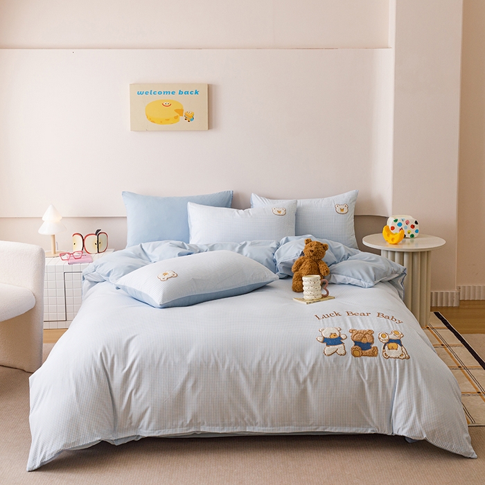 91家纺网 家纺一手货源 找家纺 悦兴家纺 2025新款A类水洗棉卡通幸运熊四件套（含买家秀） 幸运熊蓝格