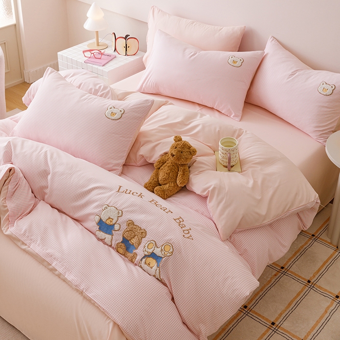 91家纺网 家纺一手货源 找家纺 悦兴家纺 2025新款A类水洗棉卡通幸运熊四件套（含买家秀） 幸运熊粉格