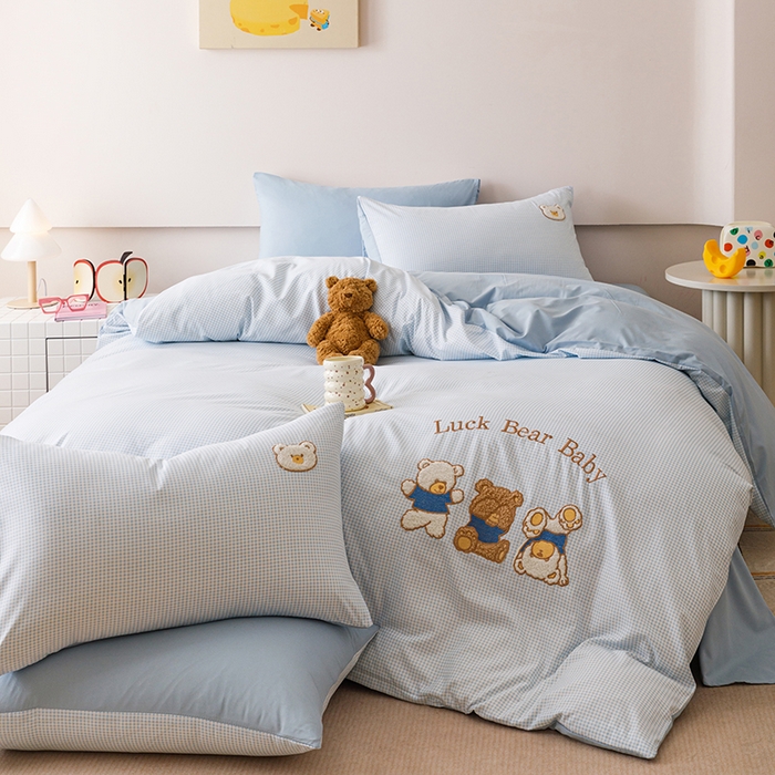 91家纺网 家纺一手货源 找家纺 悦兴家纺 2025新款A类水洗棉卡通幸运熊四件套（含买家秀） 幸运熊蓝格