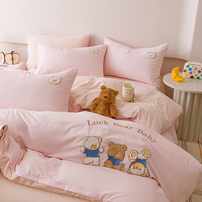 91家纺网 家纺一手货源 找家纺 悦兴家纺 2025新款A类水洗棉卡通幸运熊四件套（含买家秀） 幸运熊粉格