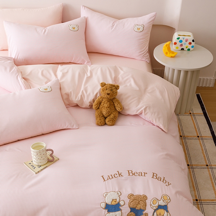 91家纺网 家纺一手货源 找家纺 悦兴家纺 2025新款A类水洗棉卡通幸运熊四件套（含买家秀） 幸运熊粉格