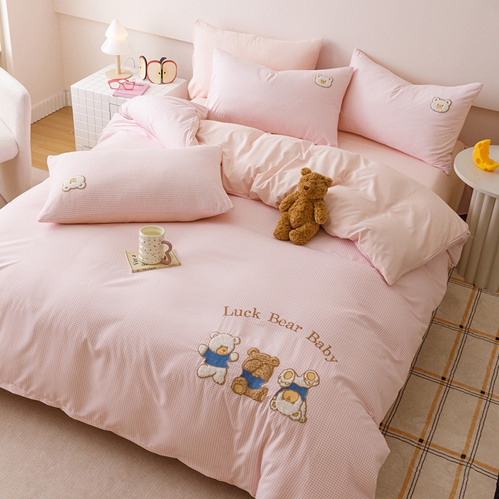 91家纺网 家纺一手货源 找家纺 悦兴家纺 2025新款A类水洗棉卡通幸运熊四件套（含买家秀） 幸运熊粉格