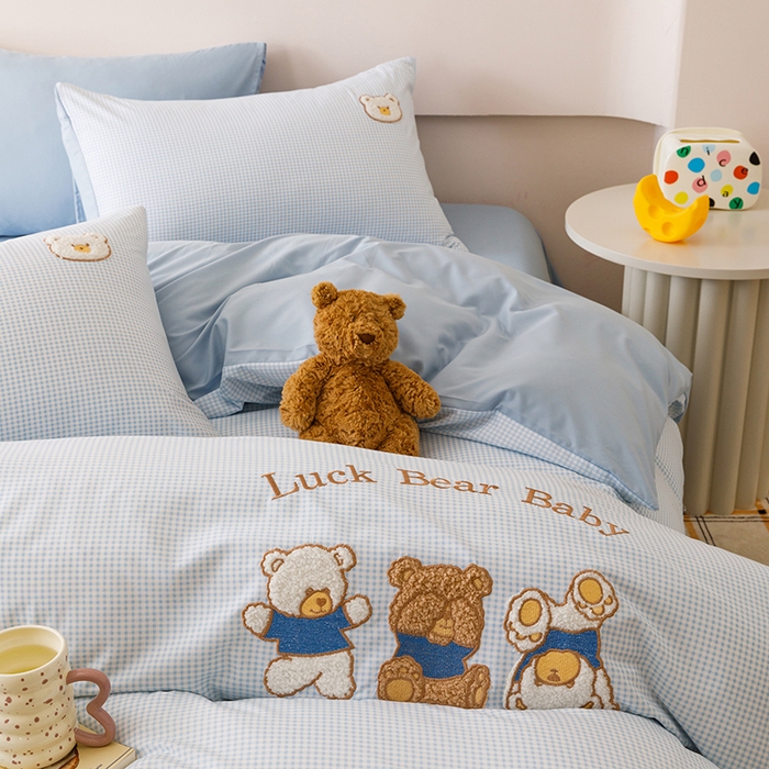 91家纺网 家纺一手货源 找家纺 悦兴家纺 2025新款A类水洗棉卡通幸运熊四件套（含买家秀） 幸运熊蓝格