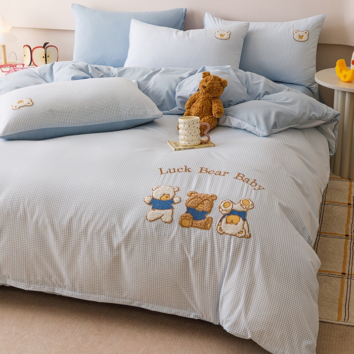 91家纺网 家纺一手货源 找家纺 悦兴家纺 2025新款A类水洗棉卡通幸运熊四件套（含买家秀） 幸运熊蓝格