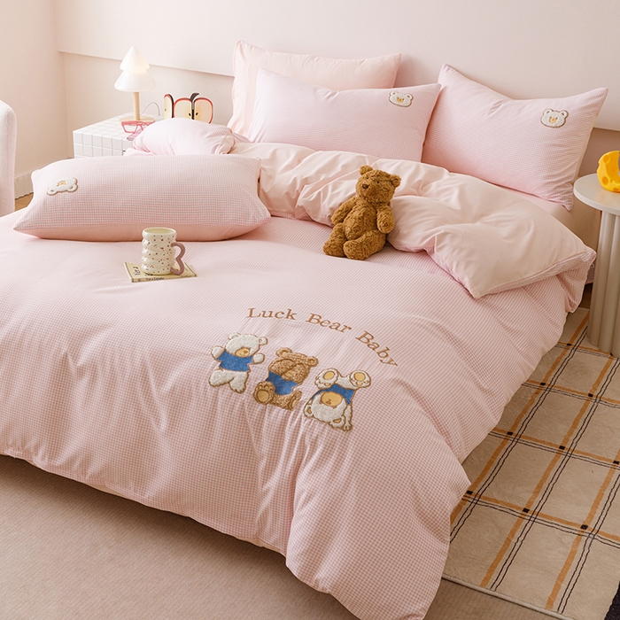 91家纺网 家纺一手货源 找家纺 悦兴家纺 2025新款A类水洗棉卡通幸运熊四件套（含买家秀） 幸运熊粉格