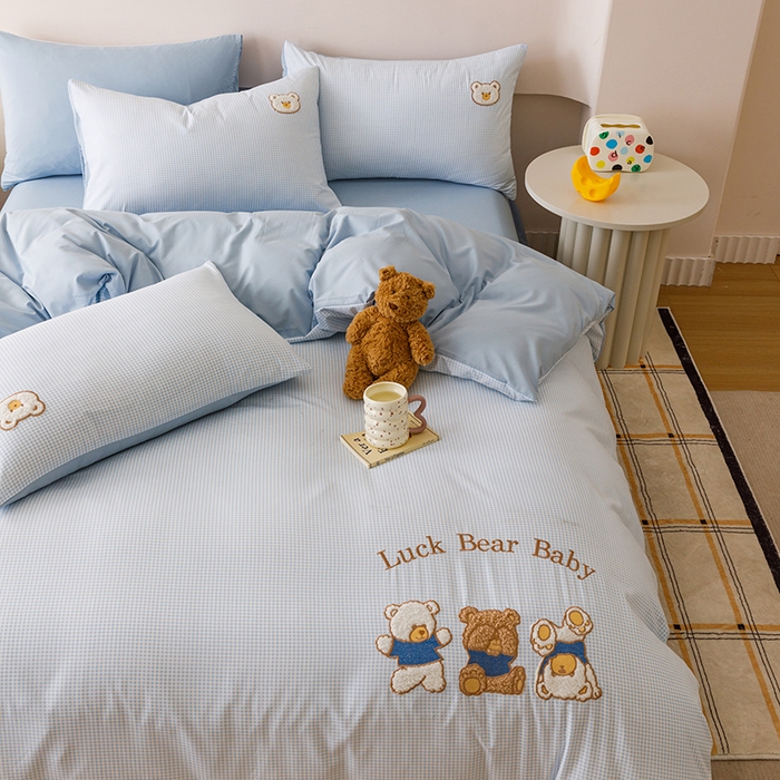 91家纺网 家纺一手货源 找家纺 悦兴家纺 2025新款A类水洗棉卡通幸运熊四件套（含买家秀） 幸运熊蓝格