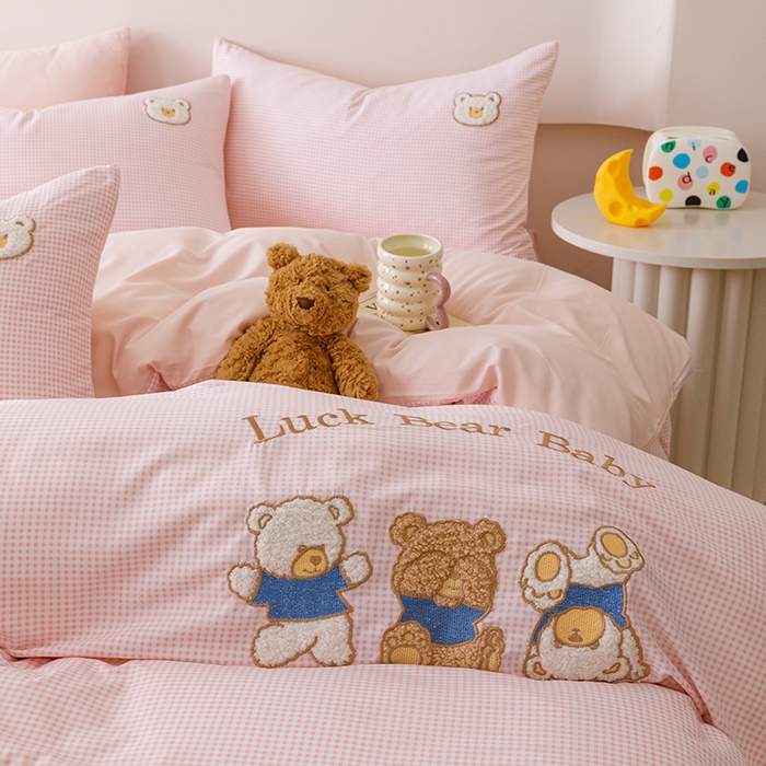 91家纺网 家纺一手货源 找家纺 悦兴家纺 2025新款A类水洗棉卡通幸运熊四件套（含买家秀） 幸运熊粉格