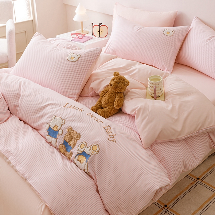 91家纺网 家纺一手货源 找家纺 悦兴家纺 2025新款A类水洗棉卡通幸运熊四件套（含买家秀） 幸运熊粉格