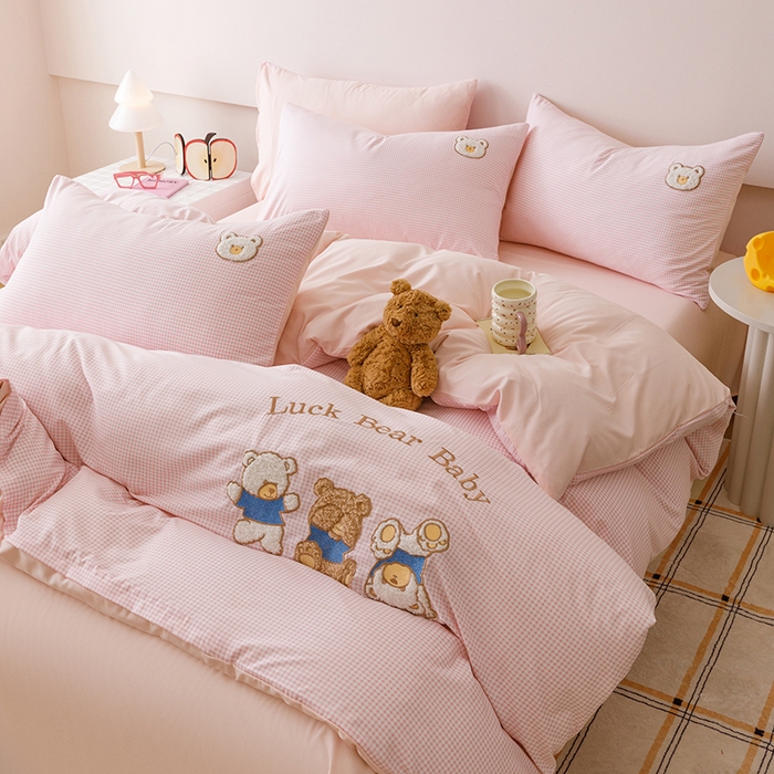 91家纺网 家纺一手货源 找家纺 悦兴家纺 2025新款A类水洗棉卡通幸运熊四件套（含买家秀） 幸运熊粉格