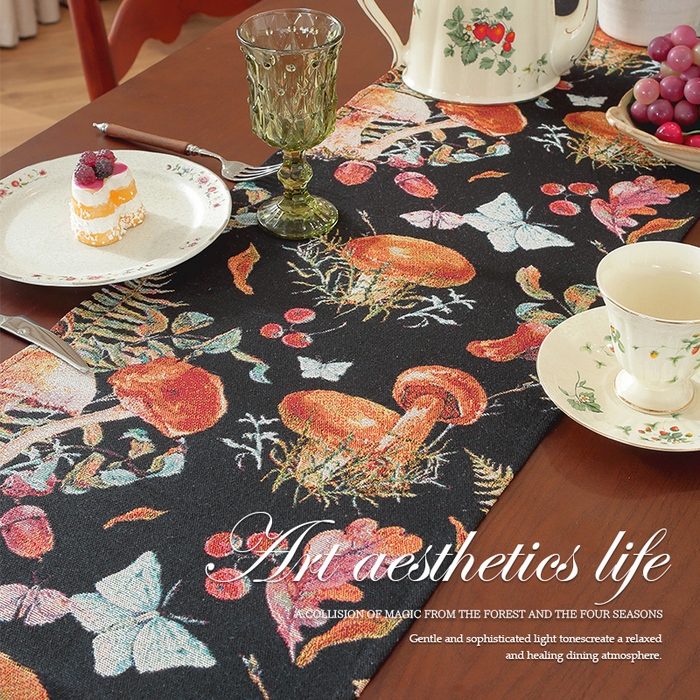 91家纺网 家纺一手货源 找家纺 （总）南通大梧纺织 2025新款复古森林秘境黑蘑菇园桌旗