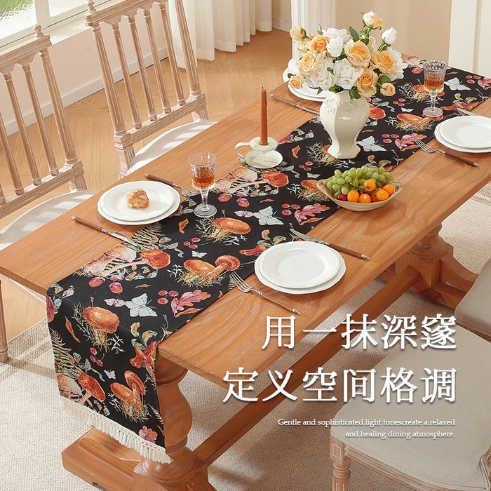 91家纺网 家纺一手货源 找家纺 （总）南通大梧纺织 2025新款复古森林秘境黑蘑菇园桌旗