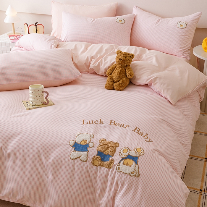 91家纺网 家纺一手货源 找家纺 悦兴家纺 2025新款A类水洗棉卡通幸运熊四件套（含买家秀） 幸运熊粉格