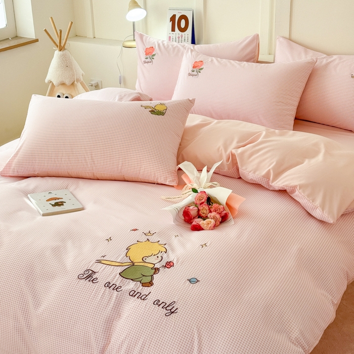 91家纺网 家纺一手货源 找家纺 悦兴家纺 2025新款A类水洗棉刺绣卡通小王子系列四件套（含买家秀） 小王子粉格