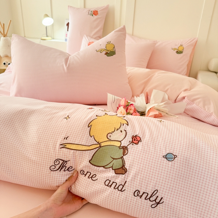 91家纺网 家纺一手货源 找家纺 悦兴家纺 2025新款A类水洗棉刺绣卡通小王子系列四件套（含买家秀） 小王子粉格