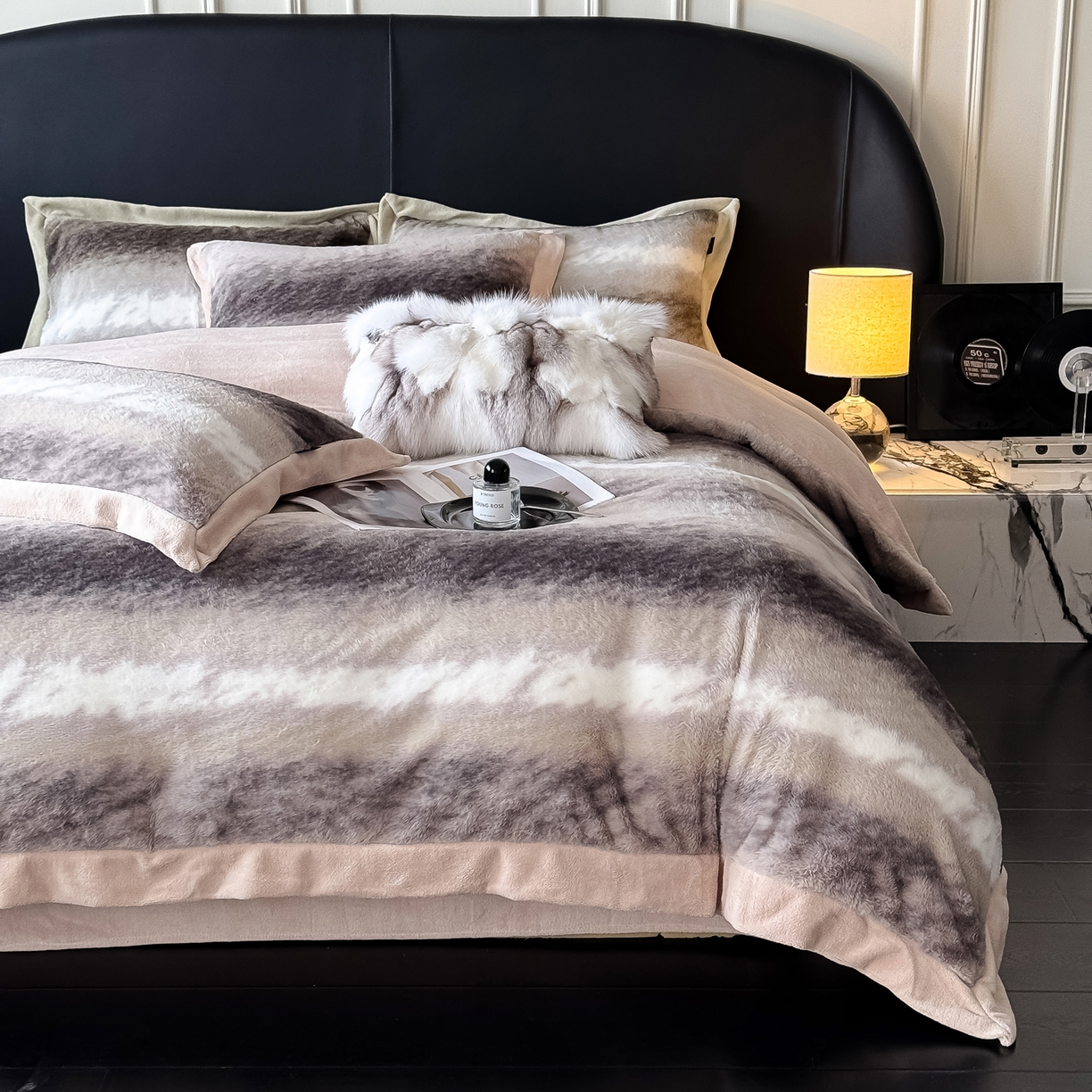 91家纺网 家纺一手货源 找家纺 水云缦 2025新款美拉德系列兔毛拼角四件套系列 美拉德-渐变咖