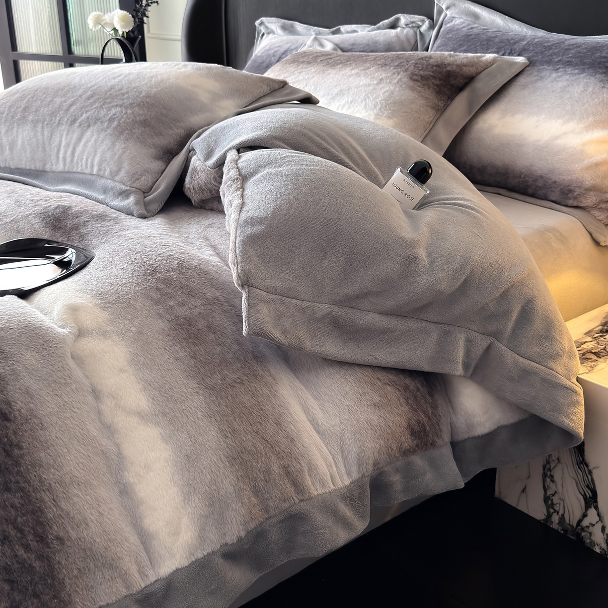 91家纺网 家纺一手货源 找家纺 水云缦 2025新款美拉德系列兔毛拼角四件套系列 美拉德-渐变灰