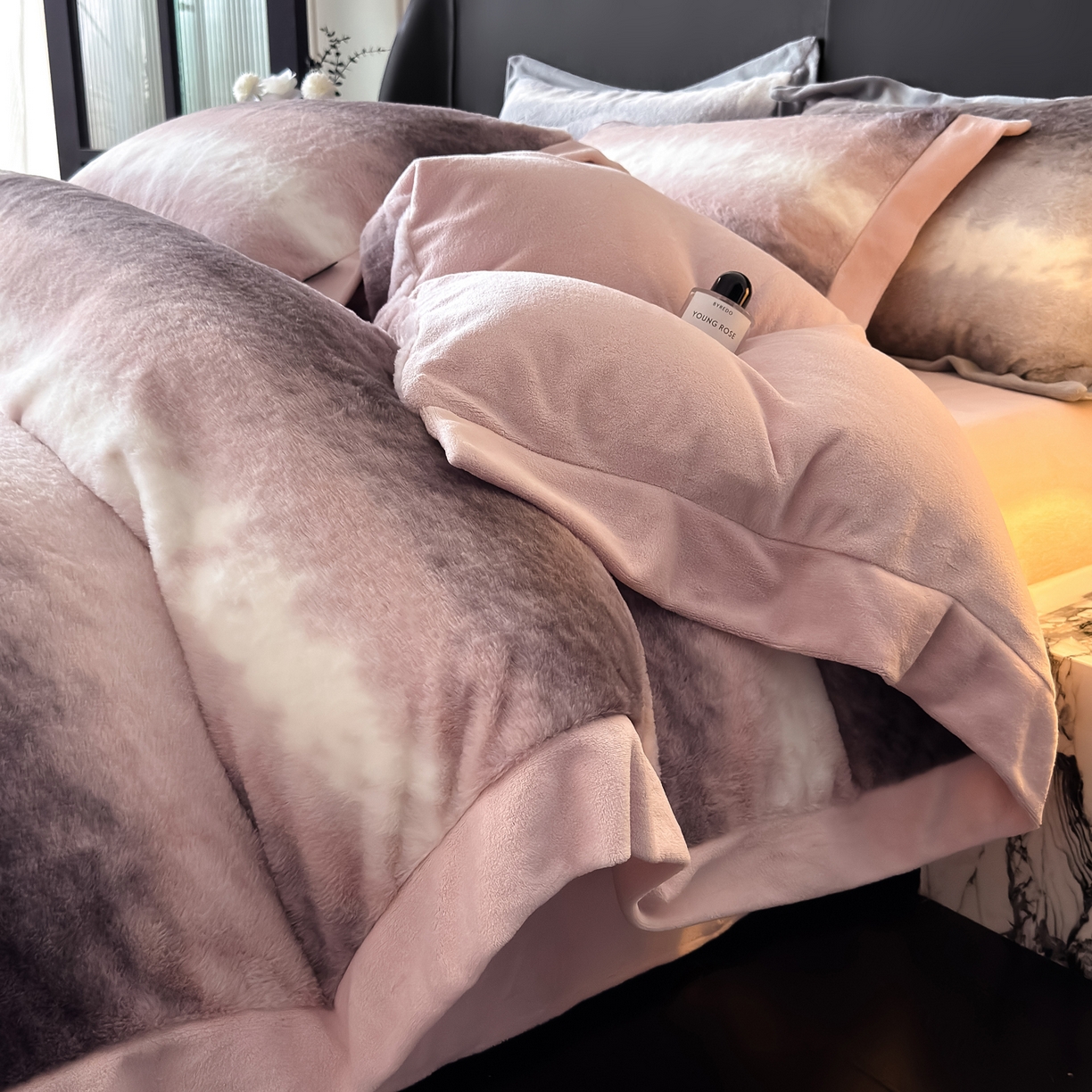 91家纺网 家纺一手货源 找家纺 水云缦 2025新款美拉德系列兔毛拼角四件套系列 美拉德-渐变粉