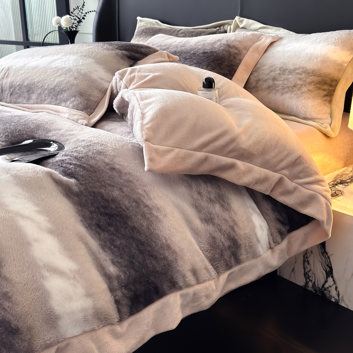 91家纺网 家纺一手货源 找家纺 水云缦 2025新款美拉德系列兔毛拼角四件套系列 美拉德-渐变咖