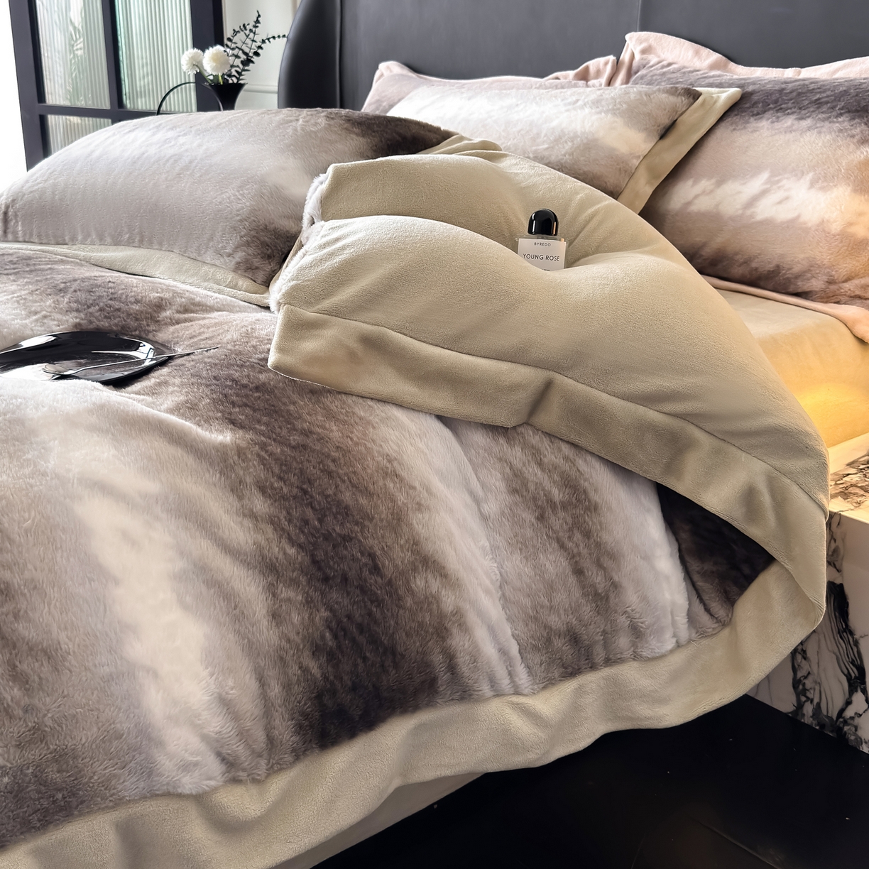 91家纺网 家纺一手货源 找家纺 水云缦 2025新款美拉德系列兔毛拼角四件套系列 美拉德-渐变卡其