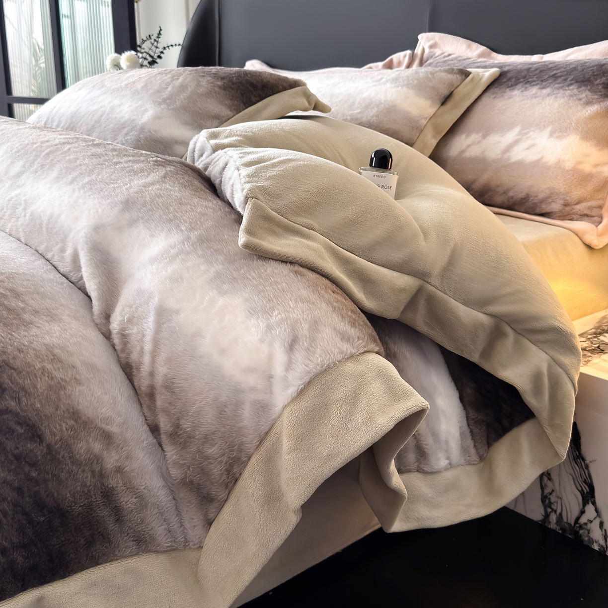 91家纺网 家纺一手货源 找家纺 水云缦 2025新款美拉德系列兔毛拼角四件套系列 美拉德-渐变卡其