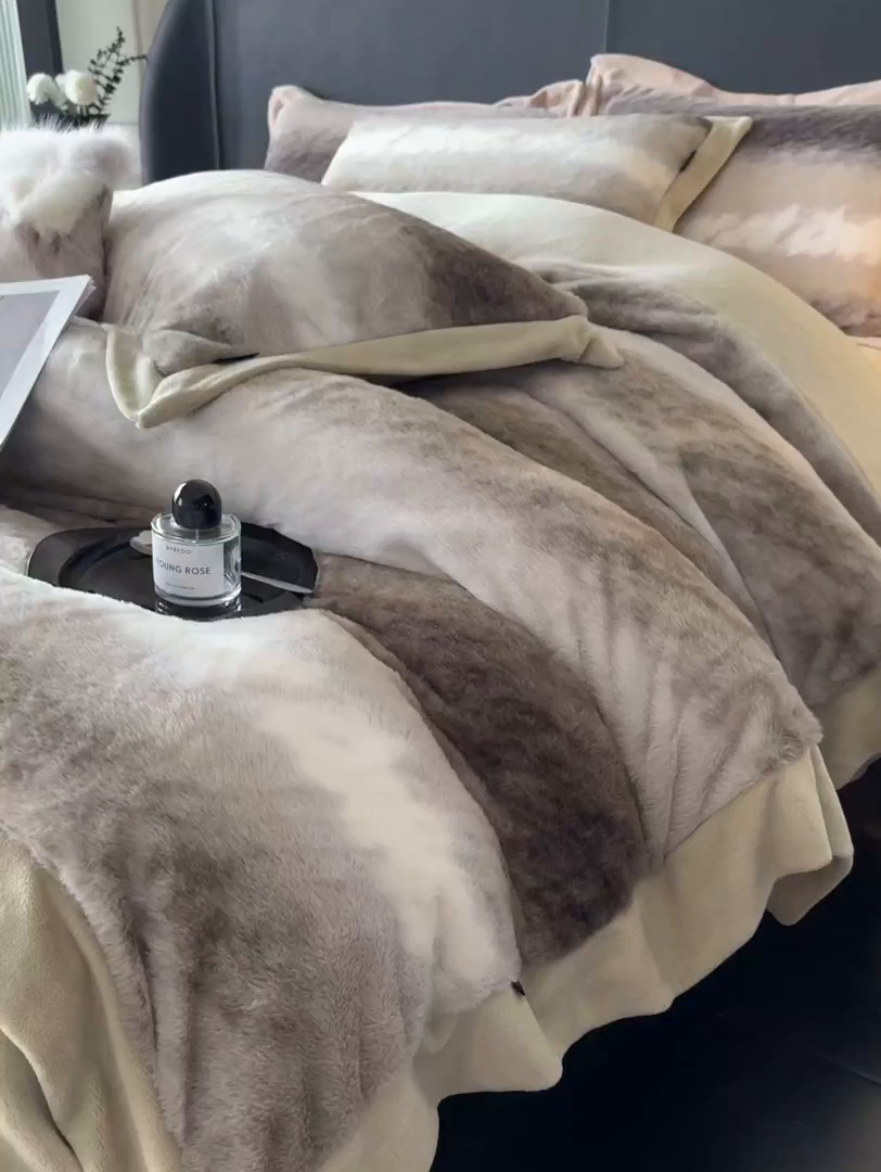 91家纺网 家纺一手货源 找家纺 水云缦 2025新款美拉德系列兔毛拼角四件套系列 美拉德-渐变卡其