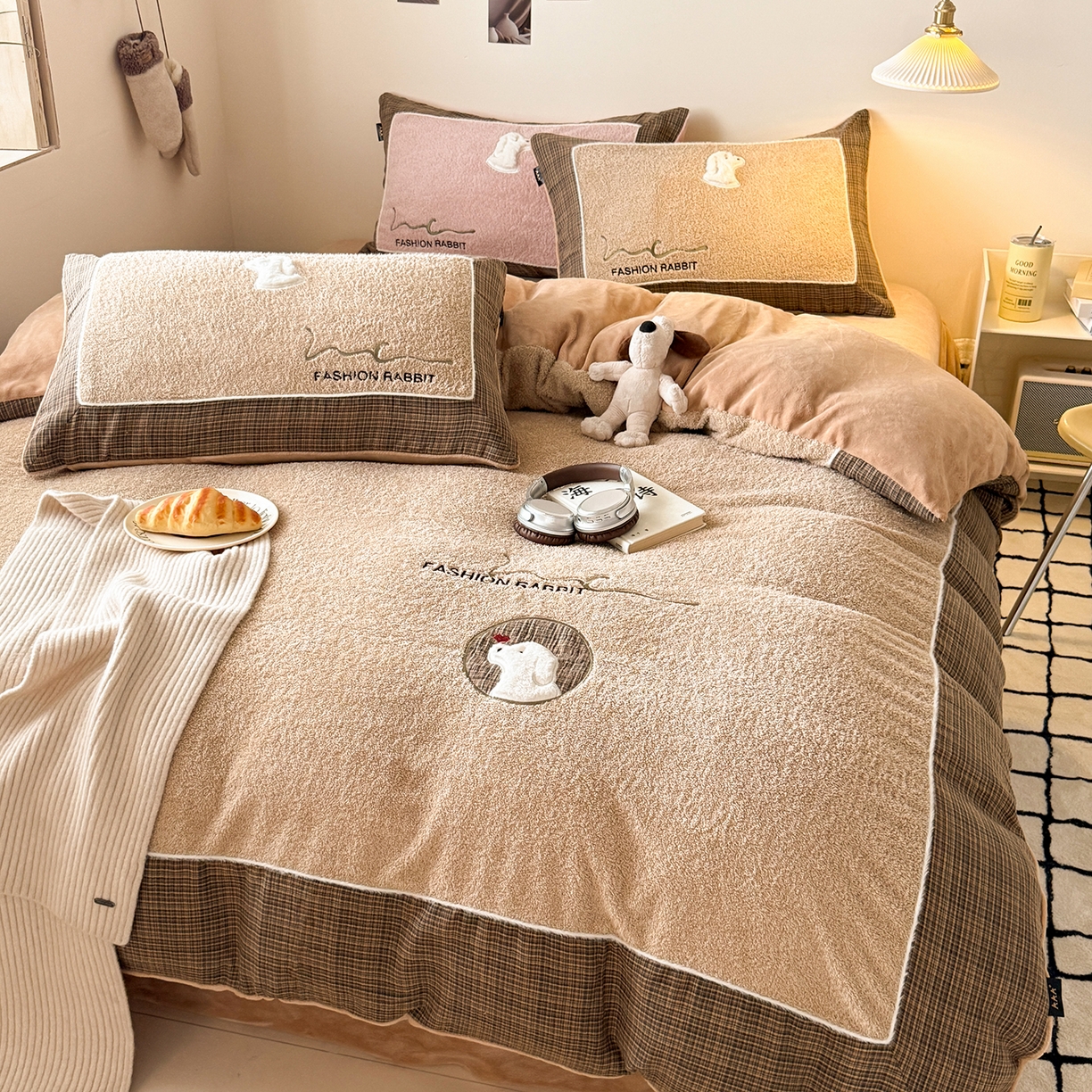 91家纺网 家纺一手货源 找家纺 水云缦 2025新款米粒绒全棉双层纱四件套 米粒绒-奶茶咖