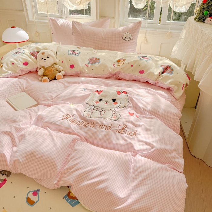 91家纺网 家纺一手货源 找家纺 悦兴家纺 2025新款A类水洗棉治愈萌犬系列四件套（含买家秀） 粉格蝴蝶狗