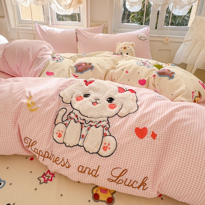 91家纺网 家纺一手货源 找家纺 悦兴家纺 2025新款A类水洗棉治愈萌犬系列四件套（含买家秀） 粉格蝴蝶狗