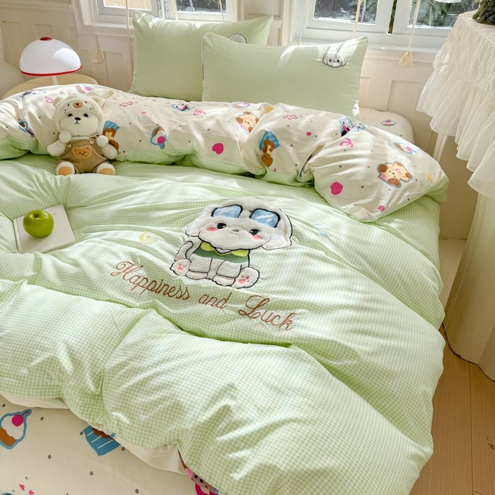 91家纺网 家纺一手货源 找家纺 悦兴家纺 2025新款A类水洗棉治愈萌犬系列四件套（含买家秀） 绿格学院狗狗