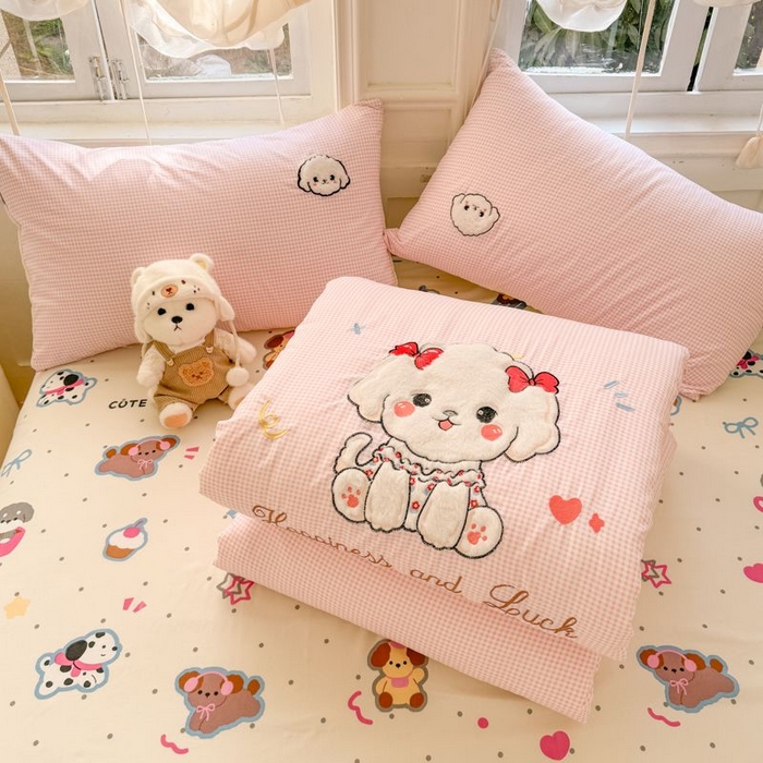 91家纺网 家纺一手货源 找家纺 悦兴家纺 2025新款A类水洗棉治愈萌犬系列四件套（含买家秀） 粉格蝴蝶狗