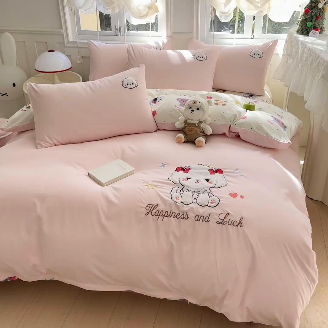 91家纺网 家纺一手货源 找家纺 悦兴家纺 2025新款A类水洗棉治愈萌犬系列四件套（含买家秀） 奶粉蝴蝶狗