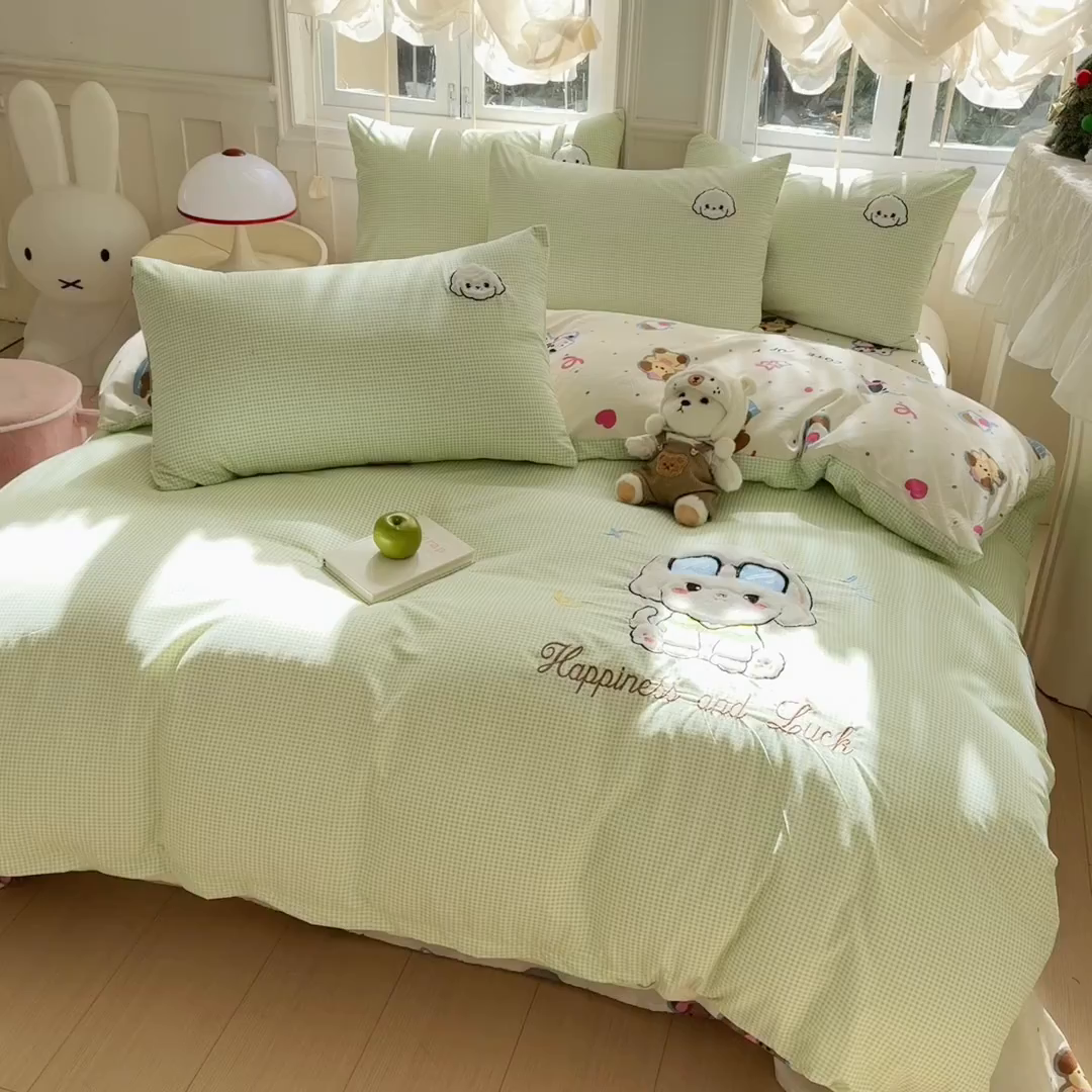 91家纺网 家纺一手货源 找家纺 悦兴家纺 2025新款A类水洗棉治愈萌犬系列四件套（含买家秀） 绿格学院狗狗