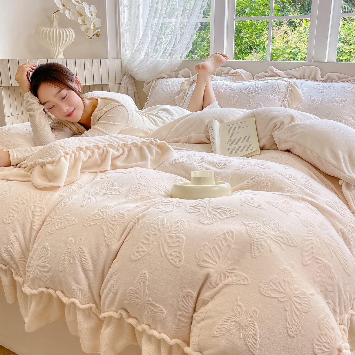 91家纺网 家纺一手货源 找家纺 水云缦 2025新款牛奶绒木耳边四件套-蝶舞 蝶舞-奶昔白