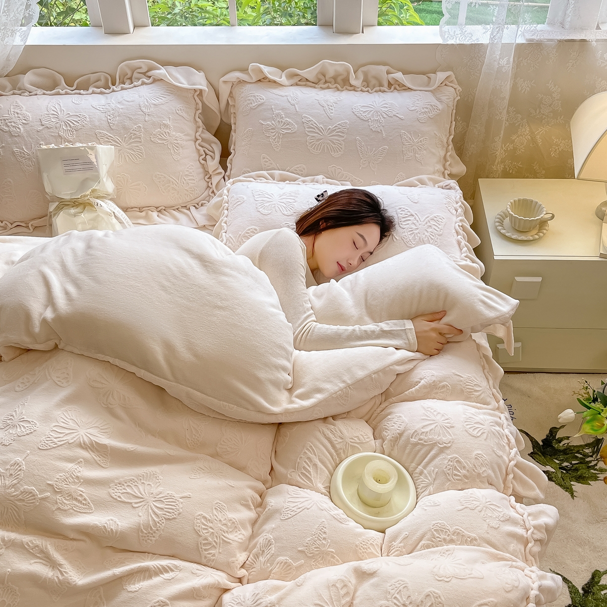 91家纺网 家纺一手货源 找家纺 水云缦 2025新款牛奶绒木耳边四件套-蝶舞 蝶舞-奶昔白