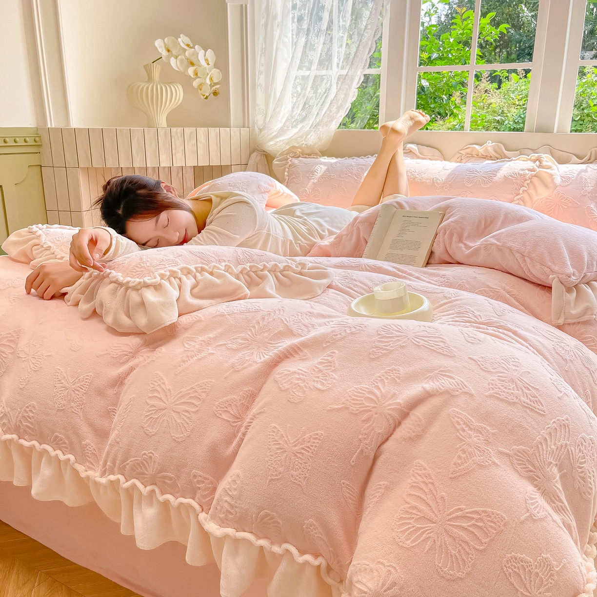 91家纺网 家纺一手货源 找家纺 水云缦 2025新款牛奶绒木耳边四件套-蝶舞 蝶舞-樱花粉