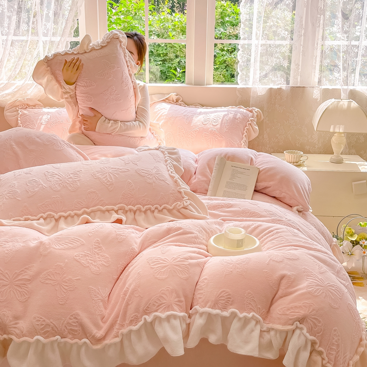 91家纺网 家纺一手货源 找家纺 水云缦 2025新款牛奶绒木耳边四件套-蝶舞 蝶舞-樱花粉