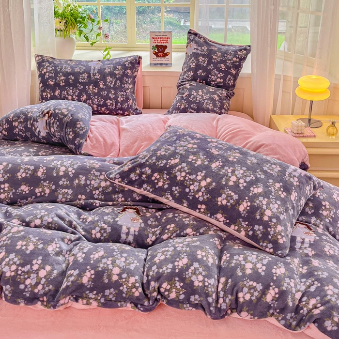 91家纺网 家纺一手货源 找家纺 斯卡诺家纺 2026新款小清新牛奶绒床盖四件套冬季加厚床盖四件套 花丛女孩