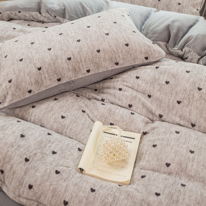 91家纺网 家纺一手货源 找家纺 斯卡诺家纺 2026新款小清新牛奶绒床盖四件套冬季加厚床盖四件套 灰爱心