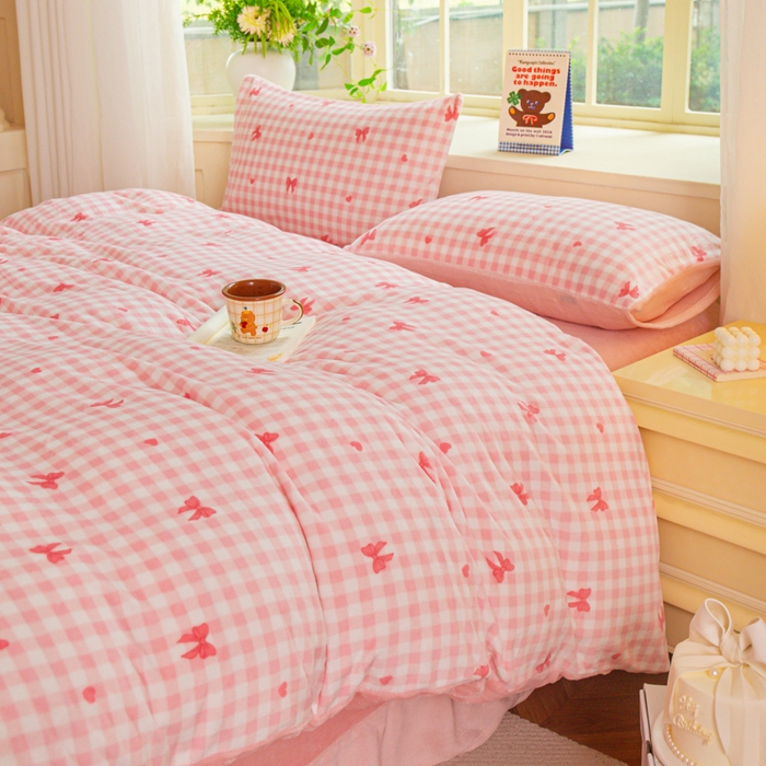 91家纺网 家纺一手货源 找家纺 斯卡诺家纺 2026新款小清新牛奶绒床盖四件套冬季加厚床盖四件套 洁美-粉