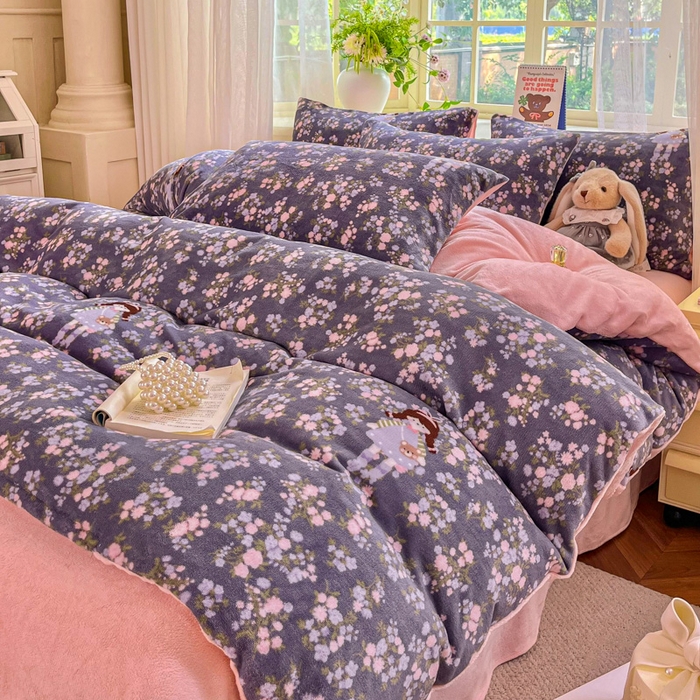 91家纺网 家纺一手货源 找家纺 斯卡诺家纺 2026新款小清新牛奶绒床盖四件套冬季加厚床盖四件套 花丛女孩