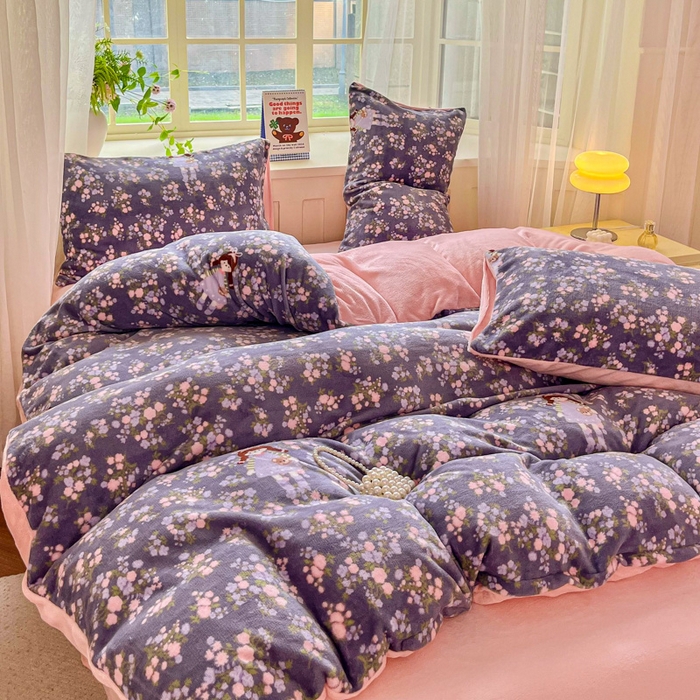 91家纺网 家纺一手货源 找家纺 斯卡诺家纺 2026新款小清新牛奶绒床盖四件套冬季加厚床盖四件套 花丛女孩