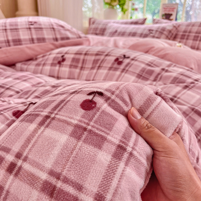 91家纺网 家纺一手货源 找家纺 斯卡诺家纺 2026新款小清新牛奶绒床盖四件套冬季加厚床盖四件套 乌梅子酱