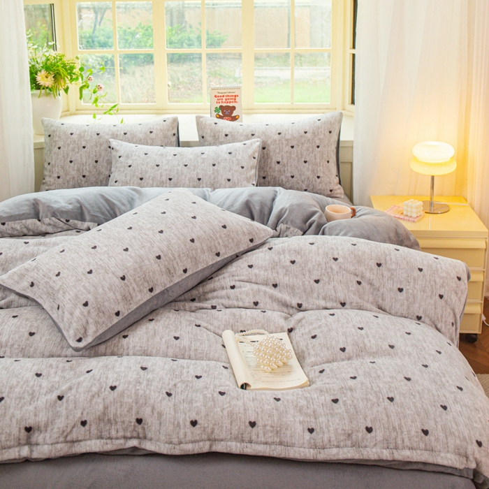 91家纺网 家纺一手货源 找家纺 斯卡诺家纺 2026新款小清新牛奶绒床盖四件套冬季加厚床盖四件套 灰爱心