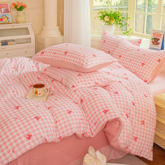 91家纺网 家纺一手货源 找家纺 斯卡诺家纺 2026新款小清新牛奶绒床盖四件套冬季加厚床盖四件套 洁美-粉