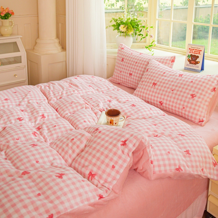 91家纺网 家纺一手货源 找家纺 斯卡诺家纺 2026新款小清新牛奶绒床盖四件套冬季加厚床盖四件套 洁美-粉