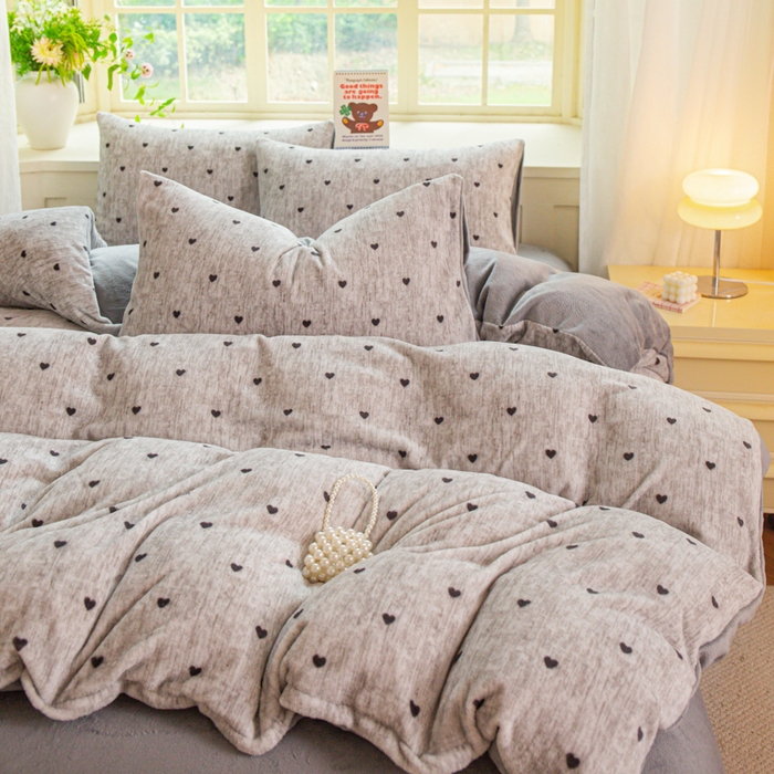 91家纺网 家纺一手货源 找家纺 斯卡诺家纺 2026新款小清新牛奶绒床盖四件套冬季加厚床盖四件套 灰爱心