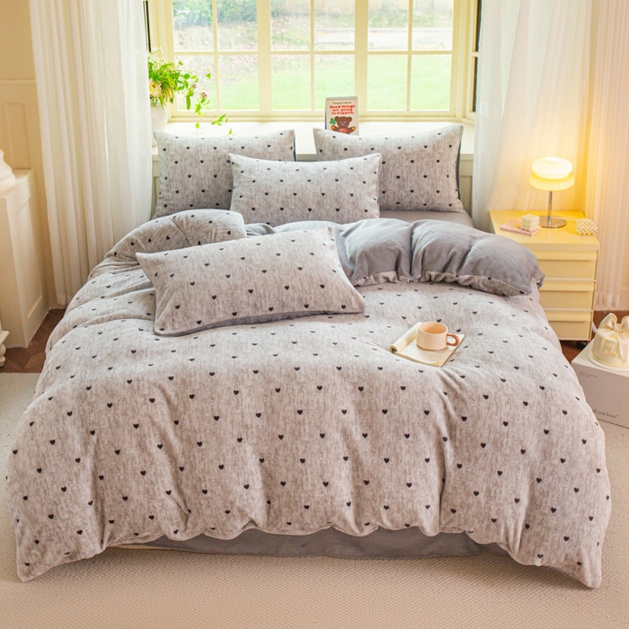 91家纺网 家纺一手货源 找家纺 斯卡诺家纺 2026新款小清新牛奶绒床盖四件套冬季加厚床盖四件套 灰爱心