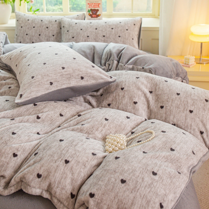 91家纺网 家纺一手货源 找家纺 斯卡诺家纺 2026新款小清新牛奶绒床盖四件套冬季加厚床盖四件套 灰爱心