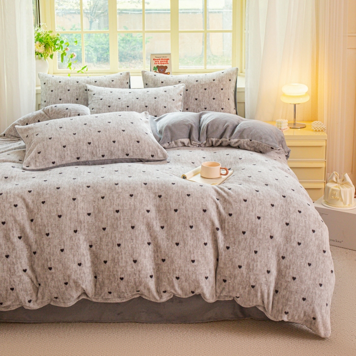 91家纺网 家纺一手货源 找家纺 斯卡诺家纺 2026新款小清新牛奶绒床盖四件套冬季加厚床盖四件套 灰爱心