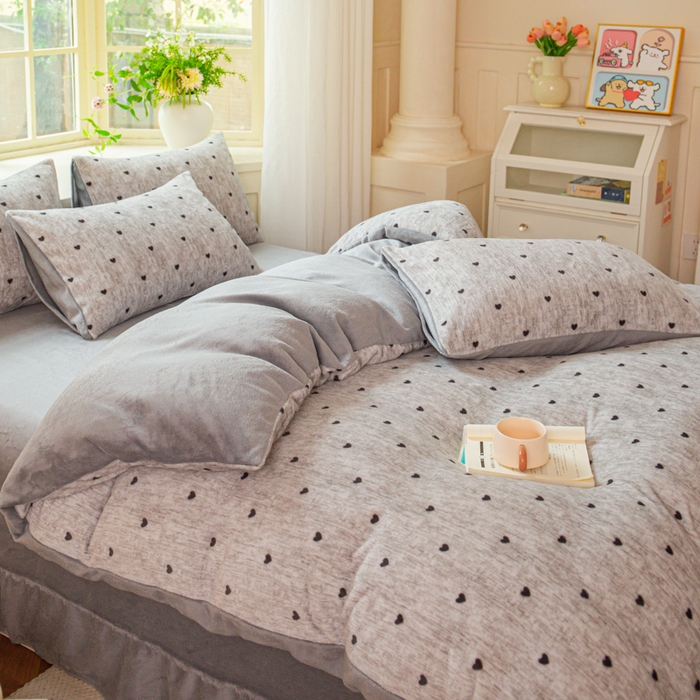 91家纺网 家纺一手货源 找家纺 斯卡诺家纺 2026新款小清新牛奶绒床盖四件套冬季加厚床盖四件套 灰爱心